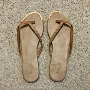 Charlotte Russe tan thong-style sandals metallic gold toe accent Sz 10 *NWOT*